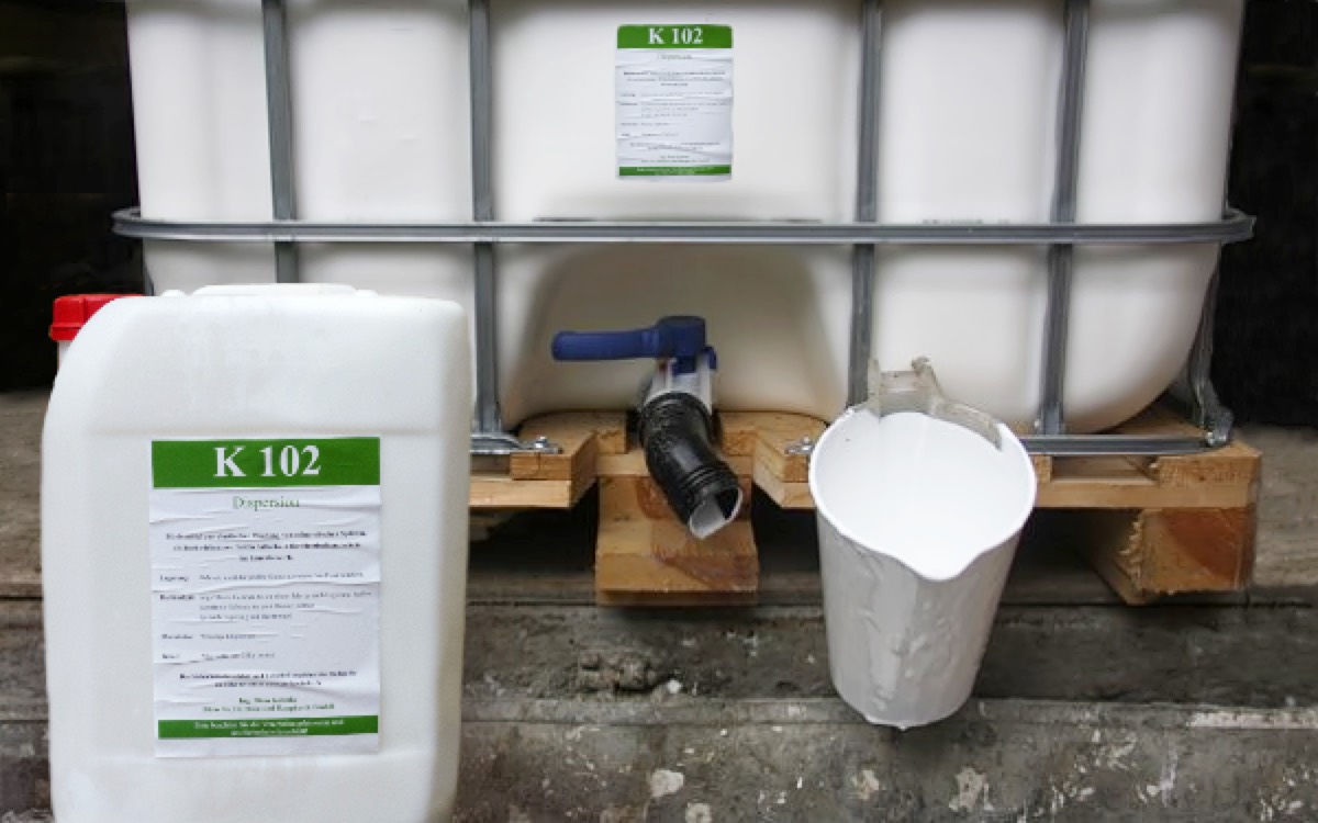 K 102 im 20-kg-Kanister und im IBC-Container zu 1.000 kg